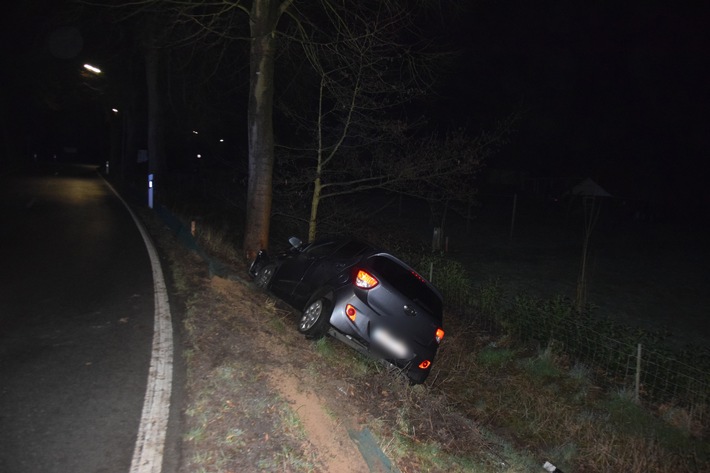 POL-HF: Glätteunfall - Hyundai prallt gegen Baum