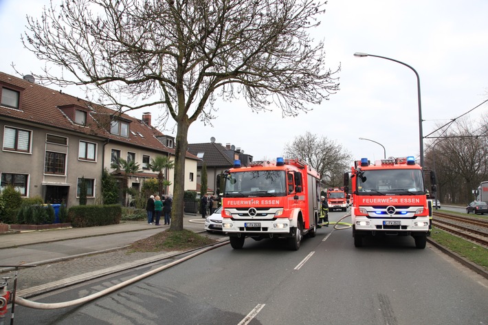 FW-E: Feuer in Dachgeschosswohnung, Rauchmelder warnt Hauseigentümerin im Erdgeschoss