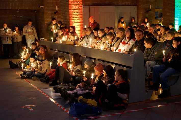 Friedenslicht aus Bethlehem in Dortmund ausgesendet - Lichtermeer aus 800 Kerzen in der St. Joseph Kirche