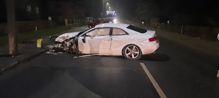 LPI-NDH: Auto prallt gegen Mast - zwei Personen verletzt