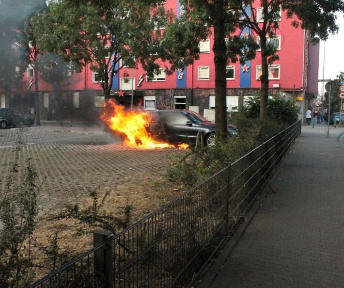 POL-DU: Altstadt: Wieder brennt ein Auto im Bordellviertel