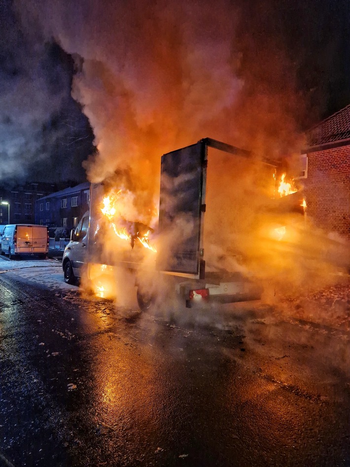 FW-NE: Kleinlaster in Vollbrand | Keine Verletzten