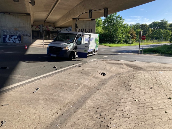 POL-BI: Unfall beim Fahrstreifenwechsel in OWD-Auffahrt