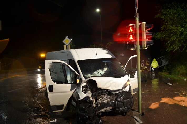 POL-HAM: Verkehrsunfall bei Unwetter - Zwei Verletzte