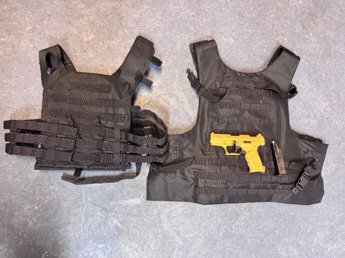 BPOL NRW: Mit Schutzweste und Waffe durch den Bahnhof - Bundespolizei stellt Tatverdächtigen