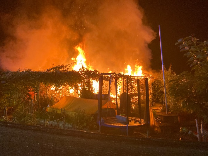 FW-F: Zwei brennende Gartenhütten in Höchst beschäftigten heute Nacht Berufs- und Freiwillige Feuerwehr.