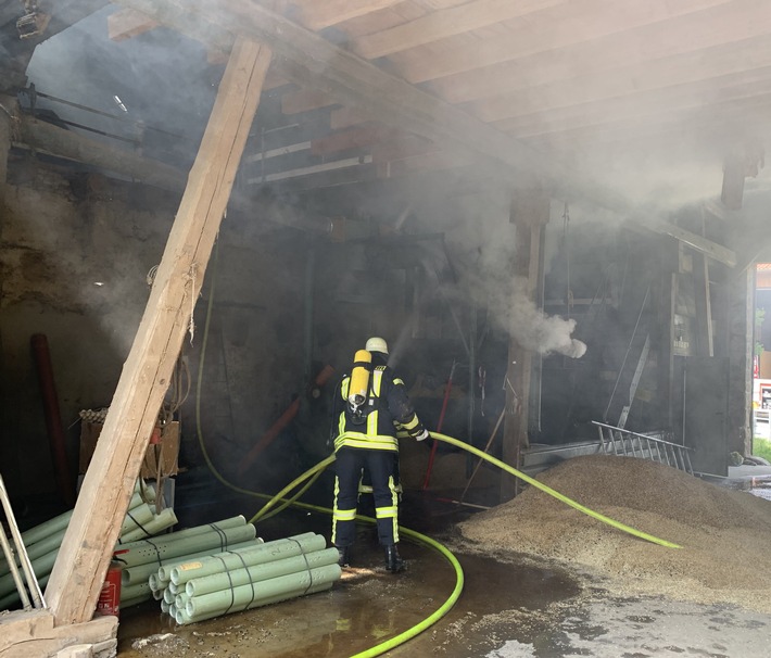 FW Borgentreich: Einsatz der Freiwilligen Feuerwehr Borgentreich in Borgholz. Brand einer Korntrocknung in einem Landwirtschaftlichen Gehöft. Ein größerer Schaden konnte verhindert werden.