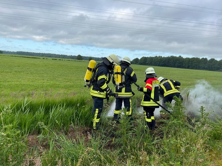 FFW Schiffdorf: Grabenaushub am Apeler See sorgt für Feuerwehreinsatz - circa 15 Quadratmeter bei trockener Vegetation verbrannt