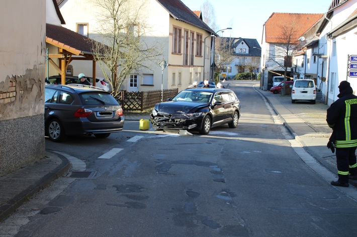 POL-PDKL: Sonne nimmt die Sicht - ein Verletzter beim Verkehrsunfall und hoher Sachschaden