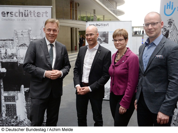 Ausstellung im Bundestag fordert Stopp von Explosivwaffeneinsätzen / Bundestagsvizepräsident Oppermann fordert verbindliche Regeln des humanitären Völkerrechts