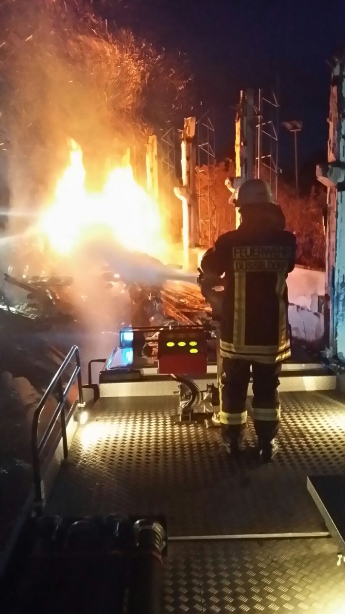 FW-D: Feuer in ehemaliger Flüchtlingsunterkunft Messehalle 18