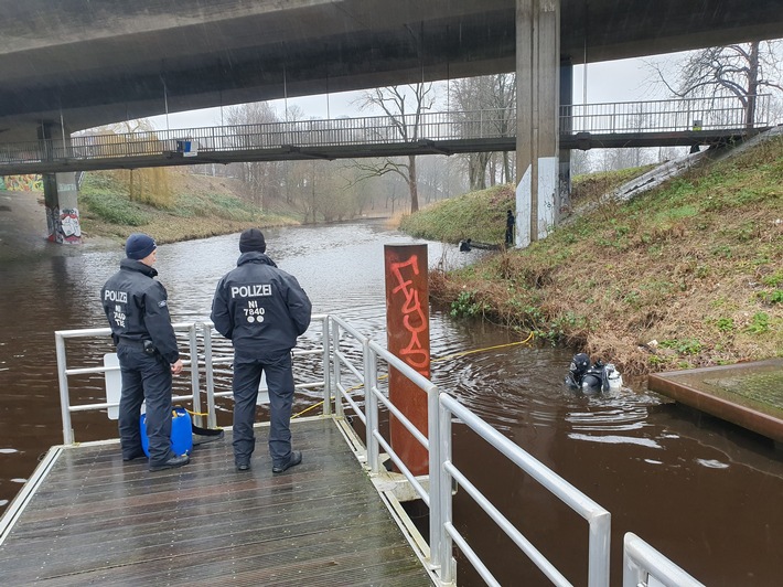 POL-STD: Tötungsdelikt in Stade - Mordkommission setzt Polizeitaucher ein