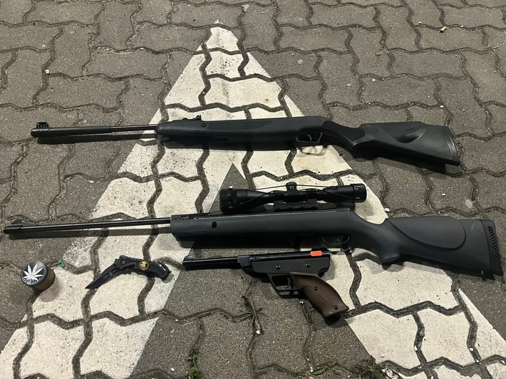 BPOL-HST: Bundespolizei stellt mehrere Waffen bei der Einreise im Hafen Port Mukran sicher