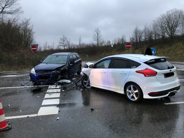 POL-PDKL: Abbiegeunfall mit zwei Leichtverletzten