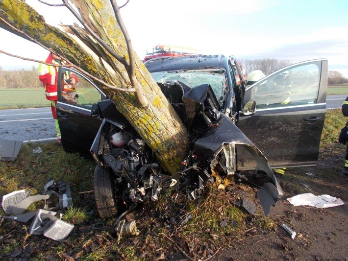 POL-PDLD: PKW-Fahrer gegen Baum geprallt