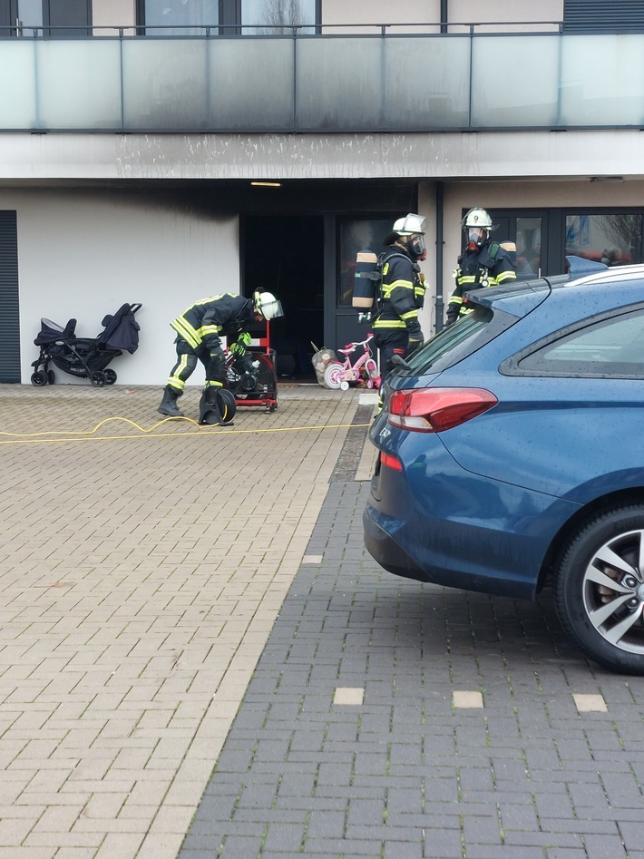 FW-DO: 20.12.2022 - FEUER IN MENGEDE Wohnungsbrand in Mehrfamilienhaus