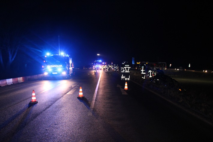 POL-UN: Unna-Vier Verletzte bei Verkehrsunfall auf B1