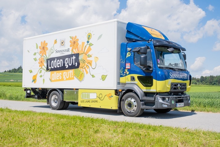 SONNENTOR setzt auf E-Mobilität - zum Fuhrpark zählt auch ein E-LKW zur regionalen Abholung und Auslieferung der Kräuterschätze.