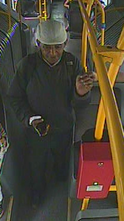 POL-BN: Foto-Fahndung: Unbekannter soll Rucksack gestohlen haben - Wer kennt diesen Mann?