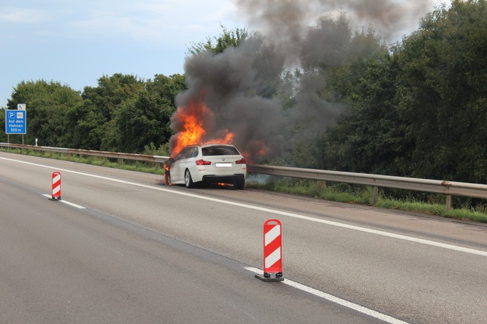 POL-PDNW: Polizeiautobahnstation - PKW brennt völlig aus und verursacht starke Verkehrsbehinderungen
