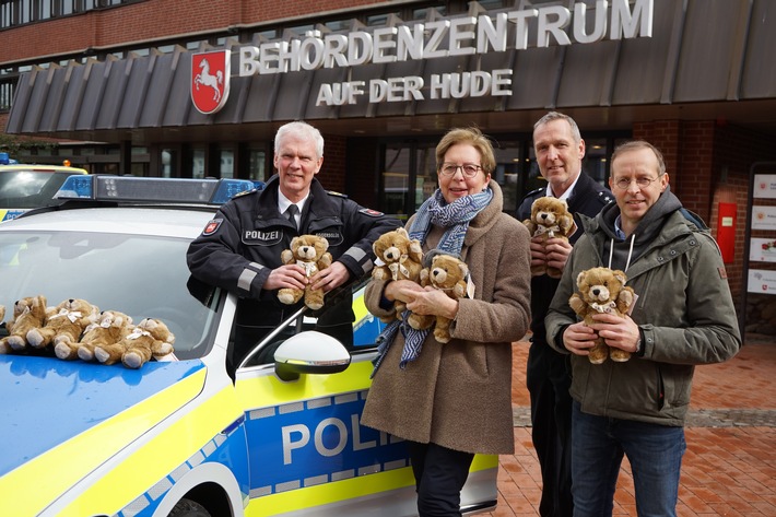 POL-LG: Symbol der Zuwendung und Anteilnahme - Polizeidirektion Lüneburg erhält kuschelige Trostspender für Kinder!