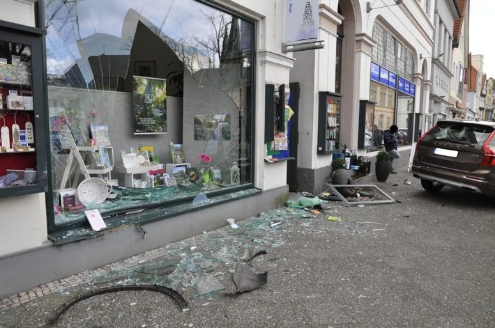POL-OL: +++ spektakulärer Verkehrsunfall in Oldenburg - 72-jähriger Mann fährt mit Pkw in Buchhandlung +++
