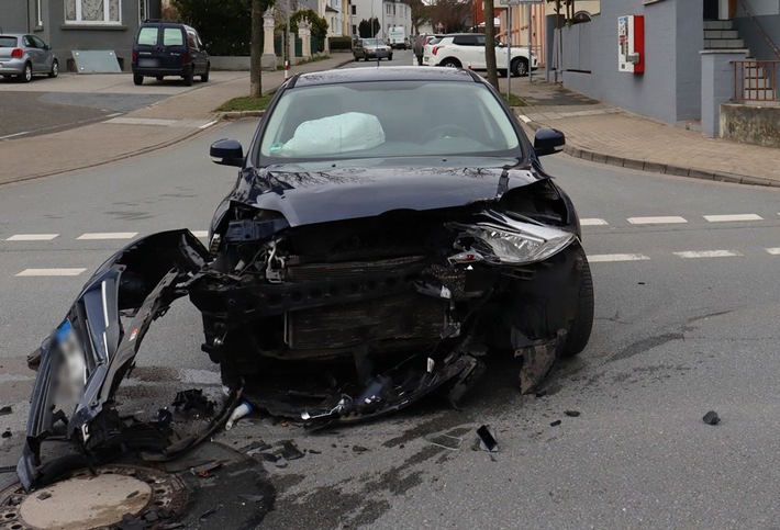 POL-HF: Zusammenstoß in Einmündung- Fahrer verletzt