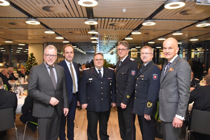 POL-OLD: +++ Führungswechsel bei den Regierungsbrandmeistern der Polizeidirektion Oldenburg +++ Udo Schwarz ist neuer Regierungsbrandmeister +++ Dieter Schnittjer aus dem Amt verabschiedet +++