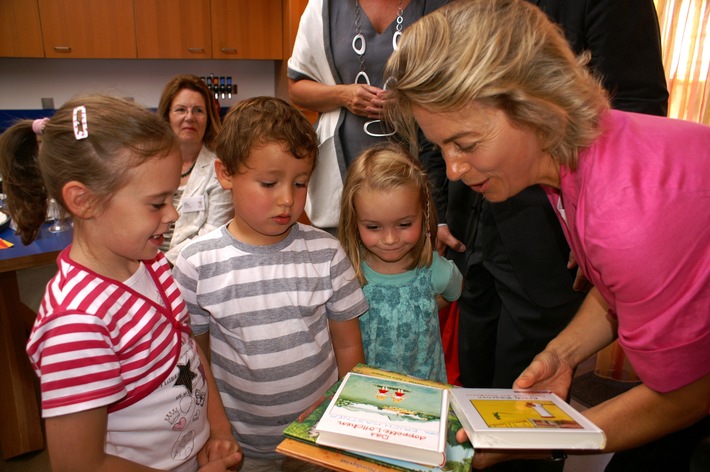 Bundesfamilienministerin Ursula von der Leyen besucht Elternhaus der McDonald