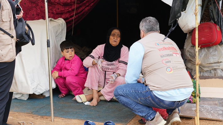 Weltflüchtlingstag: Nachbarländer tragen Hauptlast bei Schutz und Versorgung / Erstmals sinkt die Zahl Geflüchteter weltweit auf 117,8 Millionen