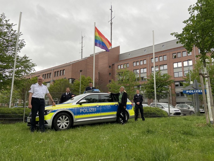 POL-GOE: Wir leben Vielfalt! - Beflaggung der Polizeidirektion Göttingen zum Internationalen Tag gegen Homo-, Bi-, Inter- und Transphobie 2021