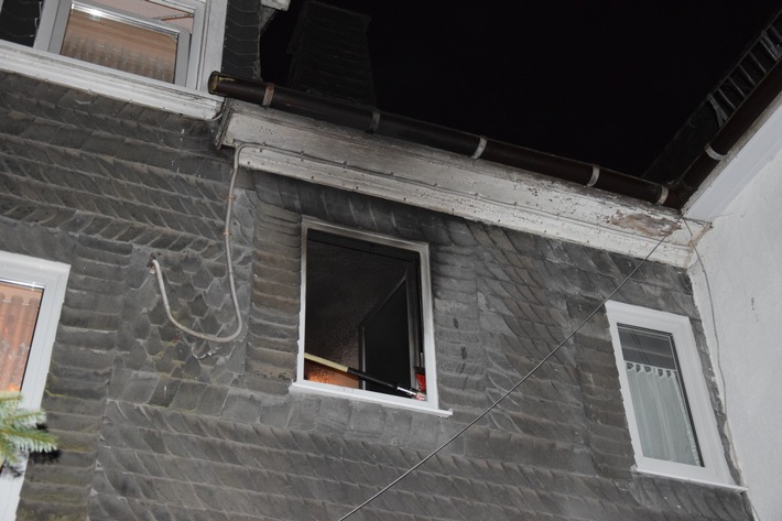 FW-OE: Zimmerbrand - Feuerwehreinsatz durch brennende Heizdecke