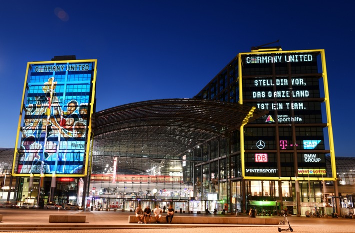 Sporthilfe illuminiert Berliner Hauptbahnhof mit neuer Kampagne "Germany United"