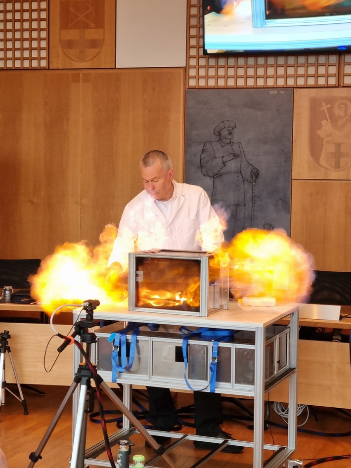 FW Wenden: Wenn Flammen strömen - Feuerwehr Wenden schult sich für den Ernstfall