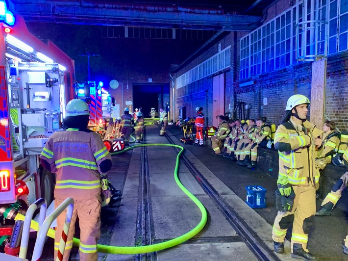 FW-GL: Einsatzreiche Nacht - Feuerwehr Bergisch Gladbach rückt in 12 Stunden zu vier Bränden aus