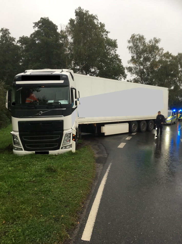 POL-MI: Festgefahren: Sattelschlepper-Gespann muss geborgen werden