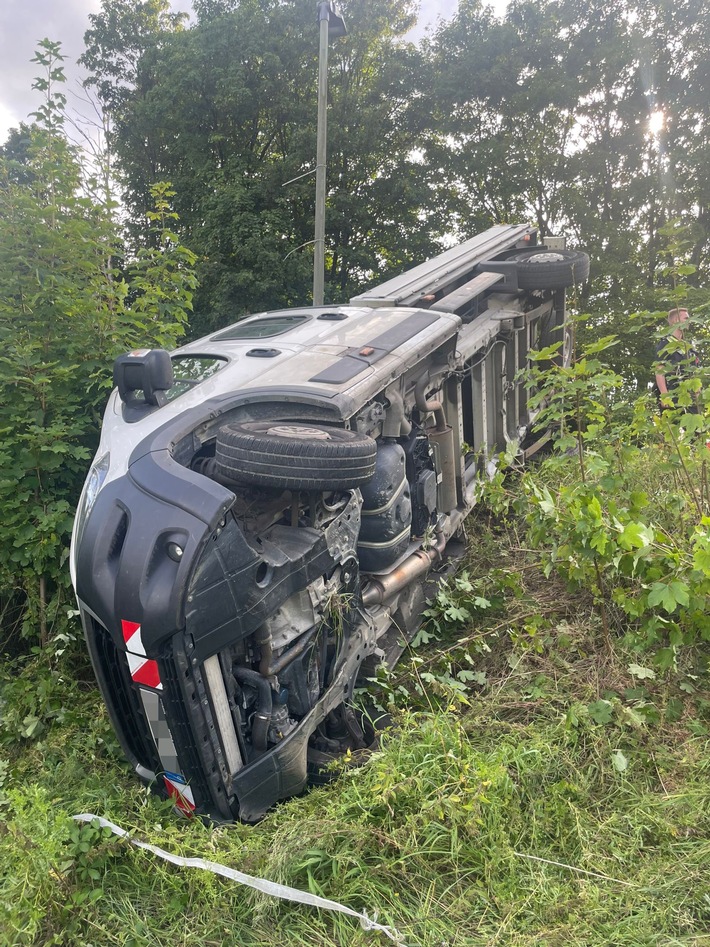 FW-EN: Transporter kippt auf die Seite - Feuerwehr Wetter (Ruhr) am Mittwochabend im Einsatz