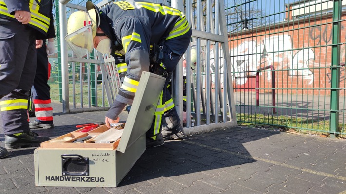 FW Celle: Kind auf Bolzplatz eingeklemmt!