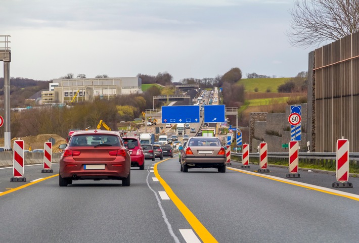 Baustellen auf der Autobahn zur Osterreisewelle sicher passieren