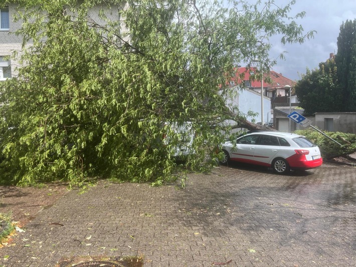 FW Frechen: Massives Unwetterschäden im Stadtzentrum Frechen. Verkehrsinfrastruktur teilweise blockiert - keine Verletzten- Fahrbetrieb KVB musste eingestellt werden