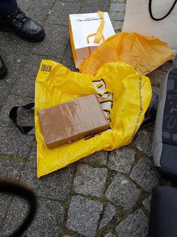 BPOL NRW: Fahndungserfolg der Bundespolizei; Albaner versteckte ein Kilogramm Kokain hinter der Rücksitzbank