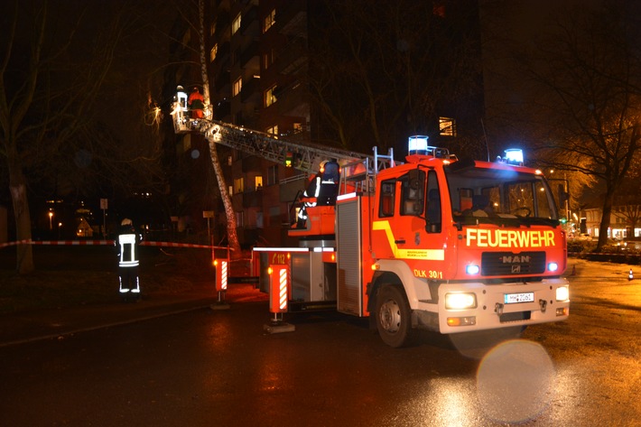 FW-MH: Sturmtief Thomas sorgt für zehn Einsätze. Feuerwehr Mülheim unterstützt die Feuerwehr Köln.