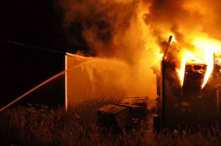 FW-KLE: Erstmeldung: Brand eines kunststoffverarbeitenden Betriebs im Gewerbegebiet Bedburg-Hau