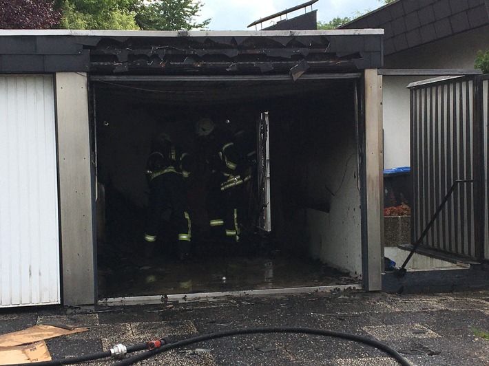 FW Dinslaken: Garagenbrand auf der Raiffeisenstraße