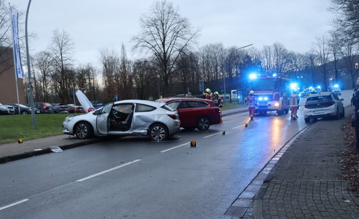 POL-ME: Hoher Sachschaden und ein Schwerverletzter - Verkehrsunfall in Velbert - 2512031