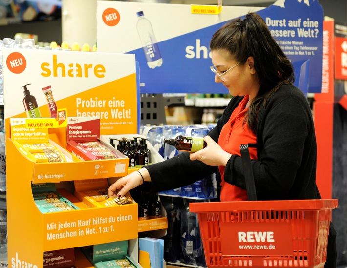 REWE macht Spenden einfach: mit Produkten der sozialen Marke "share"