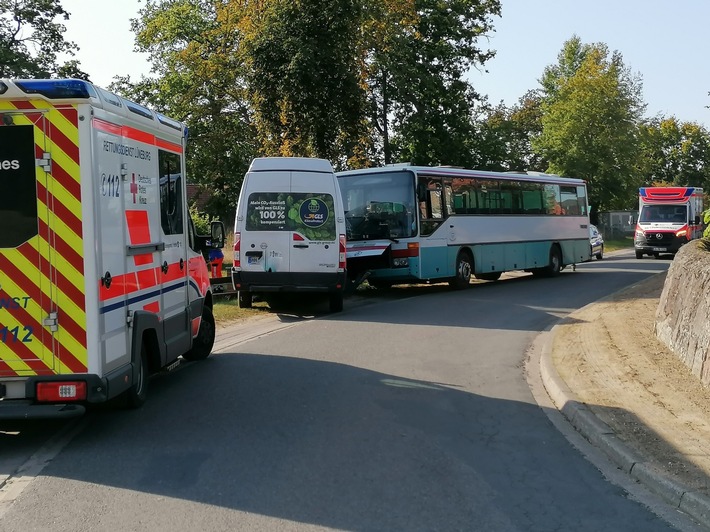 POL-LG: ++Transporter kollidiert mit Linienbus - Unfall mit hohem Sachschaden - zwei Leichtverletzte ++ vom Fahrrad gestoßen - Rucksack geraubt - Täter flüchtet - Zeugen gesucht++Kanu gestohlen++