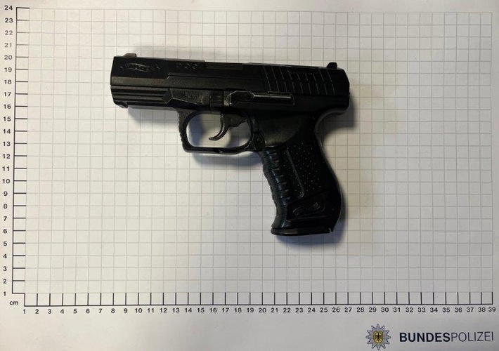 BPOL NRW: 20-Jähriger mit echt aussehender Pistole gestellt - Bundespolizei stellt Anscheinswaffe sicher