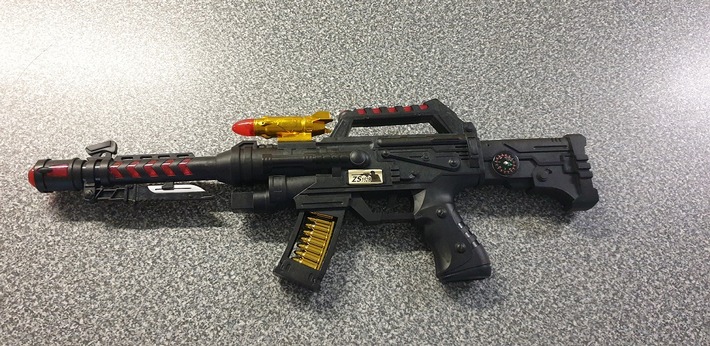 BPOL NRW: 12-Jähriger zielt mit Spielzeugpistole auf Güterzug - Bundespolizei stellt echt aussehendes Sturmgewehr sicher
