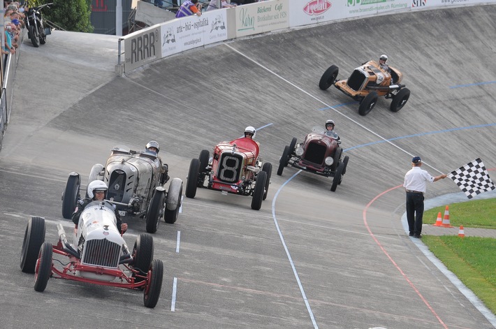 Indianapolis in Oerlikon:
Spektakuläre Oldtimer-Demorunden im Steilwandoval